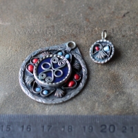 Лот из двух подвесок, деталей украшения