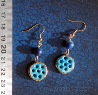 Серьги с голубой фаянсовой бусиной и лазуритом Серьги с голубой фаянсовой бусиной и лазуритом