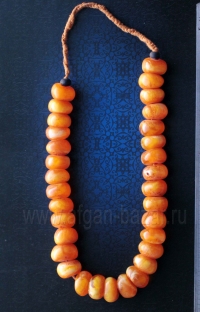 Связка-колье из бакелитовых бусин под янтарь. Непал, современная работа