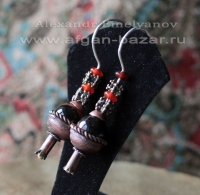 Серьги в ассирийском стиле в виде плодов граната с сердоликовыми бусинами. Автор