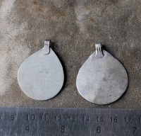 Лот из двух старых туркменских подвесок, деталей расшивки женского костюма. Севе