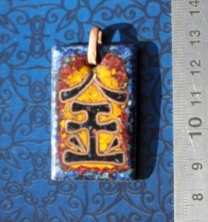 Кулон в китайском стиле с иероглифом Золото, металл. Автор - Емельянова Елена. Медь, горячая перегородчатая эмаль Кулон в китайском стиле с иероглифом Золото, металл. Автор - Емельянова Елена.