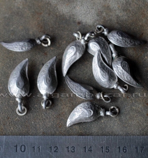 Старая туркменская подвеска "бадамча"- деталь украшения. Афганистан, 20 в. Старая туркменская подвеска "бадамча"- деталь украшения. Афганистан, 20 в.