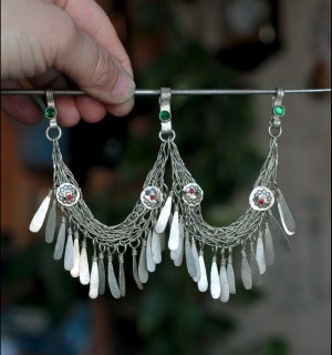 этническая фурнитура для расшивки костюма. Кучи цепи этническая фурнитура для расшивки костюма. Кучи цепи