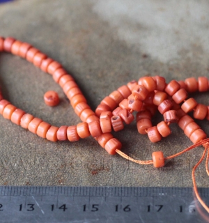 Бусина из натурального средиземноморского коралла