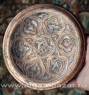 Декоративная тарелка с инкрустацией серебром в средневековом стиле. Египет, сере