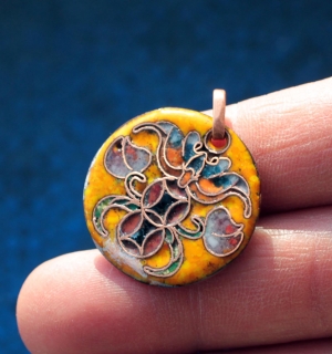 Кулон в китайском стиле с изображением двойной монеты и бутонов лотоса - благопо