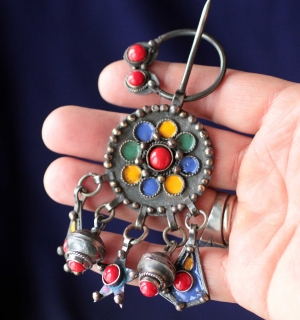 Фибула с эмалью по мотивам традиционных украшений алжирских берберов Кабильи. Ав