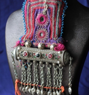 Подвеска-амулет Тавиз с фрагментом нашивки на платье, декор костюма. Северный Па