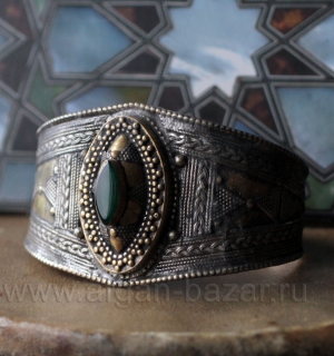 Винтажный афганский браслет с зеленым камнем. Афганистан, 20-21 в. Винтажный афганский браслет с зеленым камнем. Афганистан, 20-21 в.
