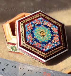 Деревянная шкатулка с инкрустацией "Хатам" с миниатюрной росписью