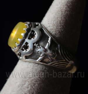 Иранский перстень с желтым халцедоном и зороастрийской символикой Иранский перстень с желтым халцедоном и зороастрийской символикой