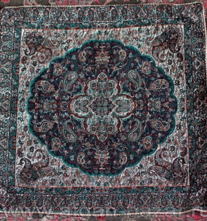 Расшитая салфетка с персидским орнаментом. Иран, современная работа