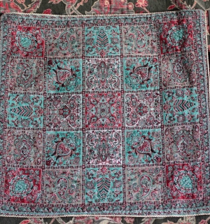 Расшитая салфетка с персидским орнаментом. Иран, современная работа