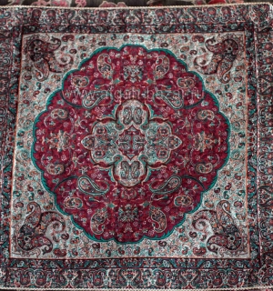 Расшитая салфетка с персидским орнаментом. Иран, современная работа