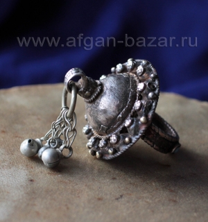 Перстень с бубенчиками, сделанный из деталей старых афганских украшений. Автор -