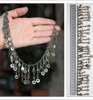 этническая фурнитура для расшивки костюма. Кучи цепи этническая фурнитура для расшивки костюма. Кучи цепи