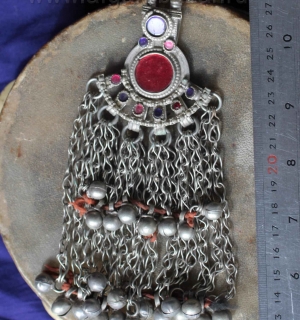 Подвеска-амулет из старой монеты с бубенчиками. Деталь костюма или пояса Северо-западный Пакистан (Зона племен, Вазиристан), конец 20 в., племенные украшения Кучи Подвеска-амулет из старой монеты с бубенчиками. Деталь костюма или пояса