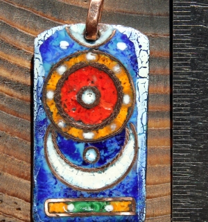 Кулон "Солнце и луна". Автор - Александр Емельянов. Медь, горячая перегородчатая эмаль Кулон "Солнце и луна". Автор - Александр Емельянов. Медь, горячая перегородчатая