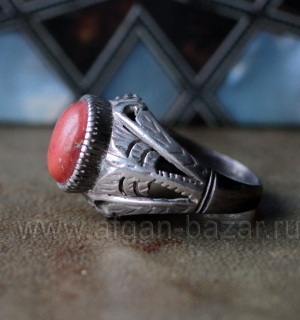 Старый ближневосточный перстень с кораллом. Оман или Саудовская Аравия, 20 в.