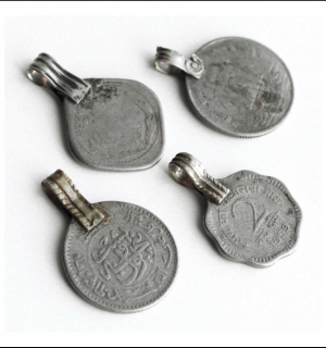 этническая фурнитура для расшивки костюма. Кучи монеты