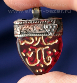 Подвеска-амулет по мотивам традиционных оманских украшений со стеклянной бусиной