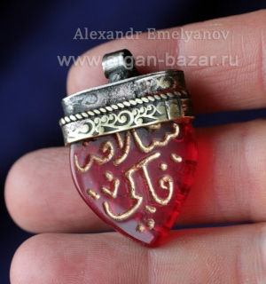 Подвеска-амулет по мотивам традиционных оманских украшений со стеклянной бусиной