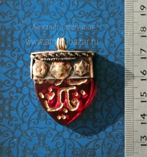 Подвеска-амулет по мотивам традиционных оманских украшений со стеклянной бусиной