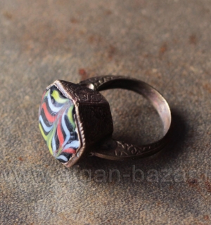 Перстень со вставкой из стекла ручной работы в финикийском стиле