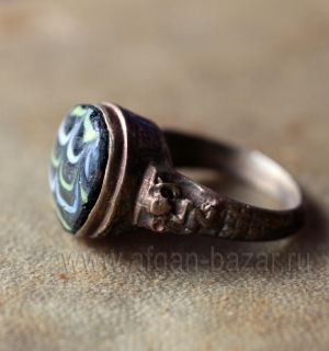 Перстень со вставкой из стекла ручной работы в финикийском стиле
