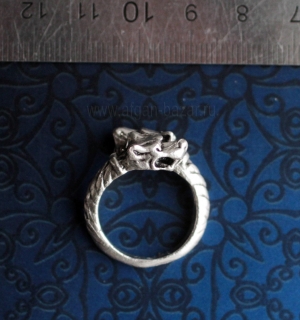 Кольцо в античном стиле с головами волков Кольцо в античном стиле с головами волков