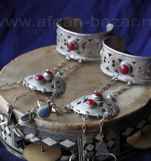 Пара туркменских свадебных браслетов с кольцами "Кёкенли йузук". Северный Афганистан, конец 20 в., туркмены племени Сарык или Эрсари Пара туркменских свадебных браслетов с кольцами "Кёкенли йузук". Северный Афгани
