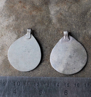 Лот из двух старых туркменских подвесок, деталей расшивки женского костюма. Северный Афганистан, туркмены, 20 в. Лот из двух старых туркменских подвесок, деталей расшивки женского костюма. Севе