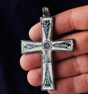 Авторская реплика-реконструкция средневекового креста с лиможской эмалью. Автор 