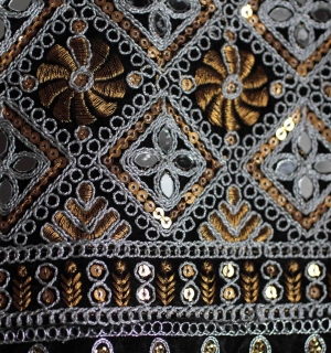 Одежда, головные уборы, ковры, ткани