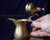 Традиционный арабский кофейник "Dallah", применяющийся в странах Персидского зал